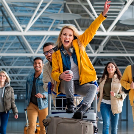 Gruppe von Freunden in einem Flughafen