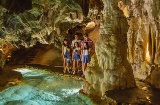 Un groupe d'enfants visitant La Palmatoria dans la grotte de Las Maravillas d'Aracena. Province de Huelva, Andalousie