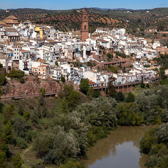 Blick auf den Fluss Guadalquivir in Montoro, Cordoba, Andalusien