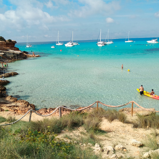 Widoki na skały i miejsce, w którym znajdują się małe stare łodzie w Cala Saona na Formenterze 