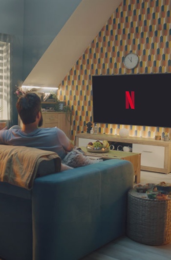 Kurzfilm-Wettbewerb_Person im Wohnzimmer mit Netflix im Fernsehen © Frame Stock Footage