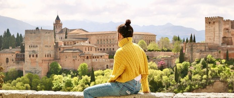 Turista contemplando las vistas de la Alhambra en Granada, Andalucía