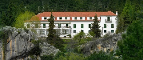 Exterior and swimming pool of the Parador de Cazorla