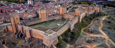 Vista aérea de Molina de Aragón con su castillo en Guadalajara, España