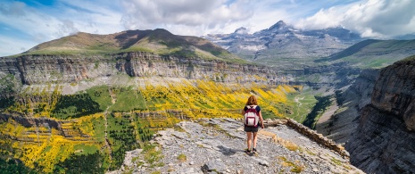 Turista en el Parque Nacional de Ordesa, Aragón