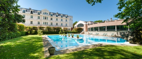  Vista exterior del jardín y piscina de Castilla Termal Balneario de Solares, Cantabria