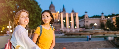 Turistas en Barcelona de noche, Cataluña