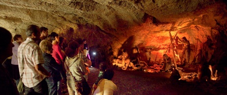 Visite as cavernas pré-históricas de l'Espluga de Francolí, Tarragona, Catalunha