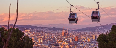 Teleférico de Montjuïc con vistas de Barcelona