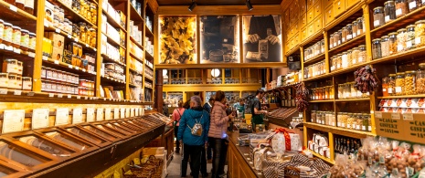 Interior de la tienda de alimentación centenaria Casa Gispert en Barcelona