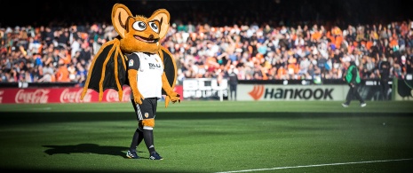 Mascota en el estadio Mestalla (Valencia CF) en Valencia