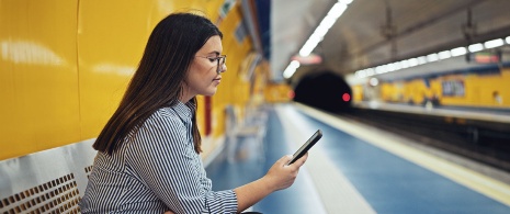 Turista en el metro de Madrid