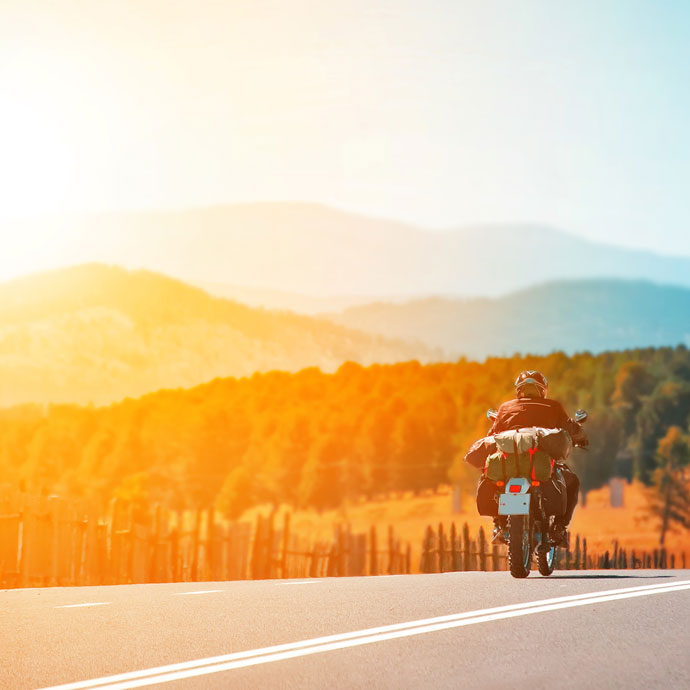 Motociclista al atardecer