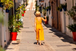 Touriste se promenant à Mijas, dans la province de Malaga, Andalousie