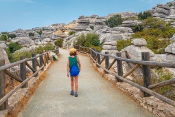 Tourist in der Karstlandschaft Torcal de Antequera in Málaga, Andalusien