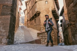 Un turista visita Albarracín a Teruel, Aragona