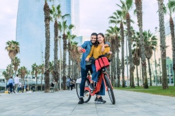 Touristes à vélo sur le front de mer de la Barceloneta à Barcelone, Catalogne