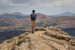 Turista en el parque natural de los volcanes en Lanzarote, Islas Canarias