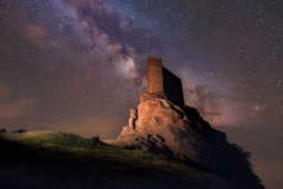 Vía láctea sobre el Castillo de Zafra en Guadalajara, Castilla-La Mancha