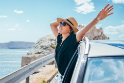 Turista sorridente in un veicolo