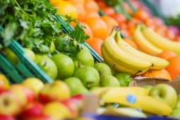 Bancarella di frutta in un mercato gastronomico