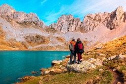 Pareja admirando el Ibón de Acherito, Selva de Oza, Huesca