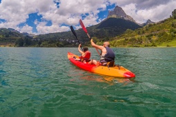 Turista impegnato in una traversata in kayak tra i Pirenei