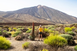 Touriste dans le parc national du Teide à Tenerife, îles Canaries