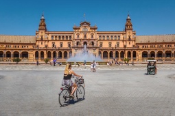 Turista in bicicletta nella Plaza de España di Siviglia, Andalusia