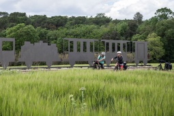 Turistas en una vía verde de Girona, Cataluña