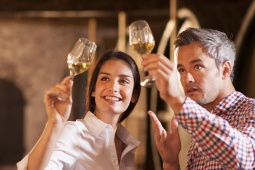 Touriste lors d'une dégustation de vin